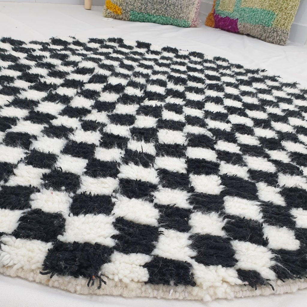 Checkered Round Moroccan Boujaad Rug Black and White | TOUIJA | 2'5 Ft | 0,75 m | 100% wool handmade - OunizZ