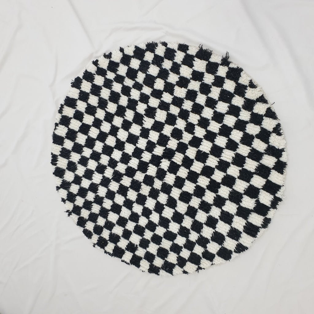 Checkered Round Moroccan Boujaad Rug Black and White | TOUIJA | 2'5 Ft | 0,75 m | 100% wool handmade - OunizZ