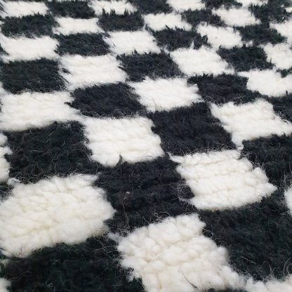 Checkered Round Moroccan Boujaad Rug Black and White | TOUIJA | 2'5 Ft | 0,75 m | 100% wool handmade - OunizZ