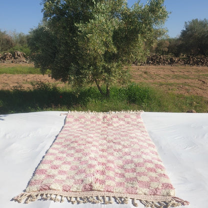 Dama | Checkered Moroccan Rug Pink Beni Ouarain | 8'5x5 Ft | 2,60x1,54 m | Handmade with 100% Authentic wool - OunizZ