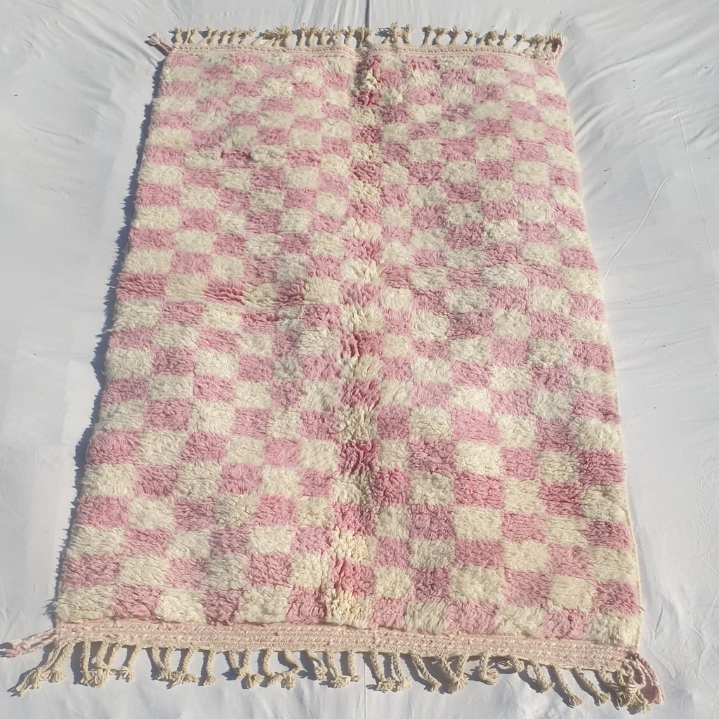 Dama | Checkered Moroccan Rug Pink Beni Ouarain | 8'5x5 Ft | 2,60x1,54 m | Handmade with 100% Authentic wool - OunizZ