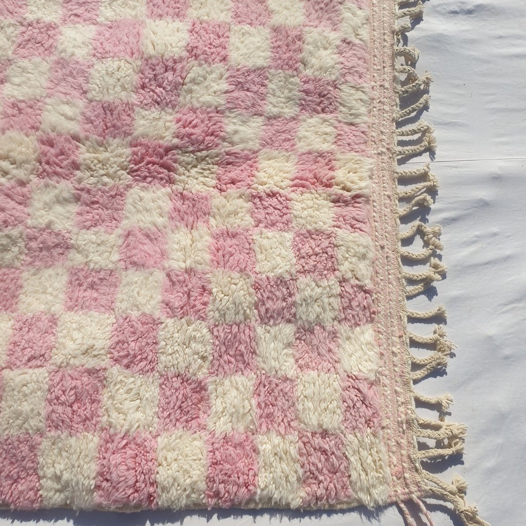 Dama | Checkered Moroccan Rug Pink Beni Ouarain | 8'5x5 Ft | 2,60x1,54 m | Handmade with 100% Authentic wool - OunizZ