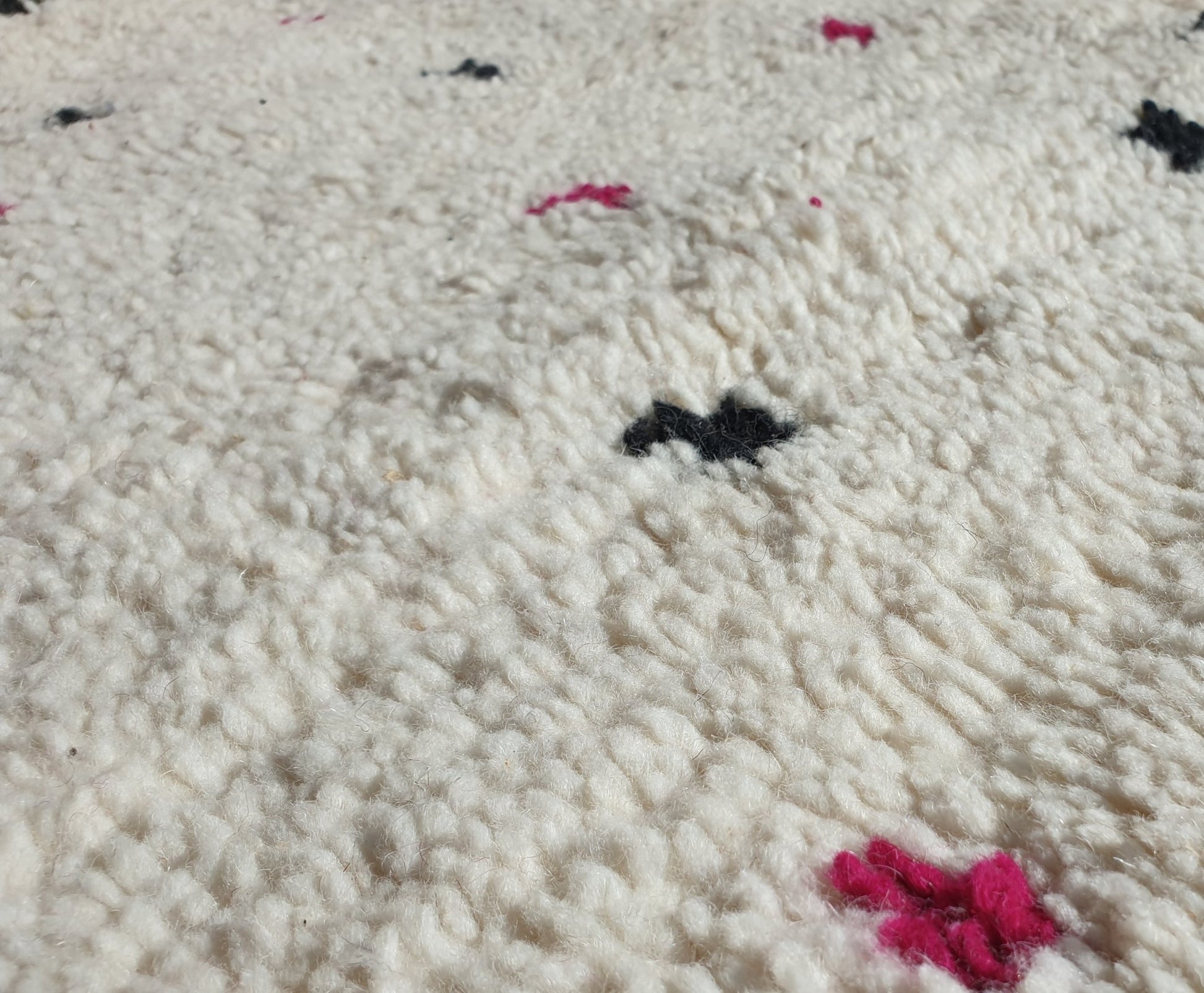 IGHOUTASS | BENI OUARAIN Black & White Rug | 100% wool handmade in Morocco (black and fushia dots) - OunizZ