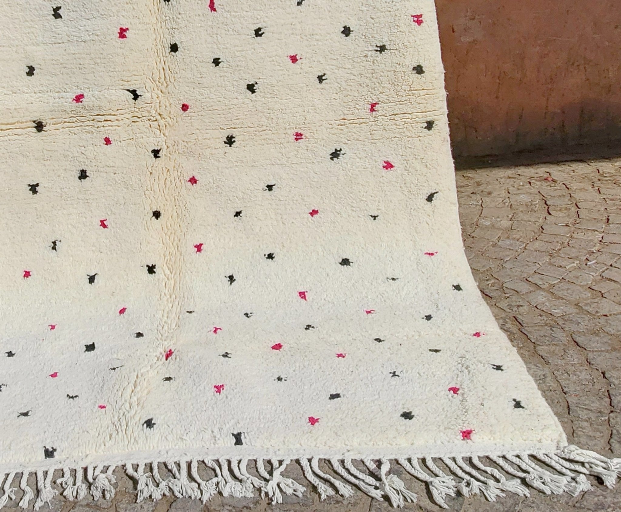 IGHOUTASS | BENI OUARAIN Black & White Rug | 100% wool handmade in Morocco (black and fushia dots) - OunizZ