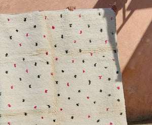 IGHOUTASS | BENI OUARAIN Black & White Rug | 100% wool handmade in Morocco (black and fushia dots) - OunizZ