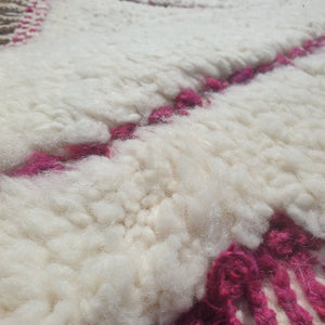 Jamana - BENI OUARAIN Moroccan Rug White and pink for Bedroom | Moroccan High Pile Area Rug Berber Authentic Wool | 4'9x3'2 Ft | 150x98 cm - OunizZ