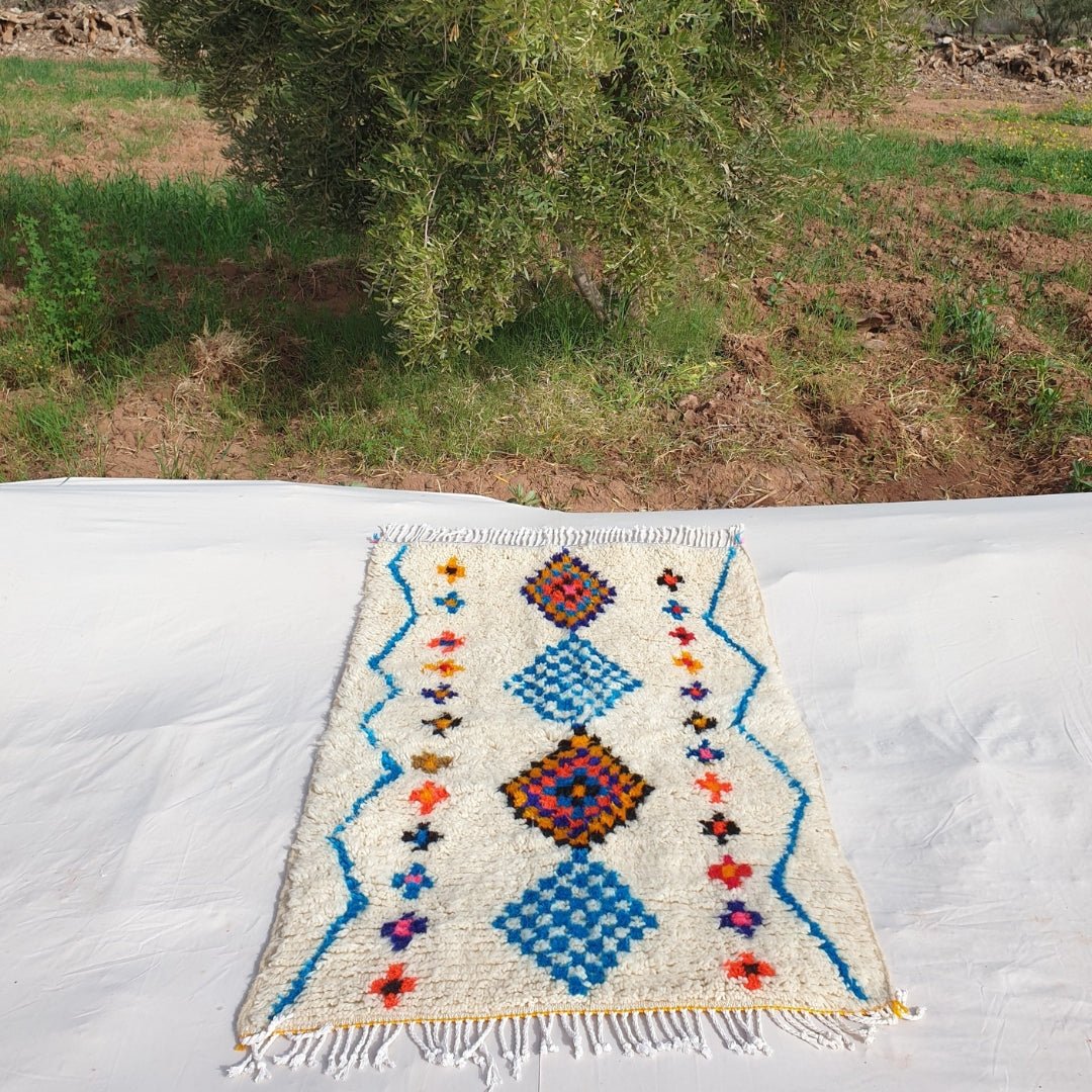 Kamina - Moroccan Rug 3x5 White Azilal | Authentic Berber Moroccan Bedroom Rug | Handmade 100% Wool Rug | 145x100 cm | 4'76x3'25 ft - OunizZ
