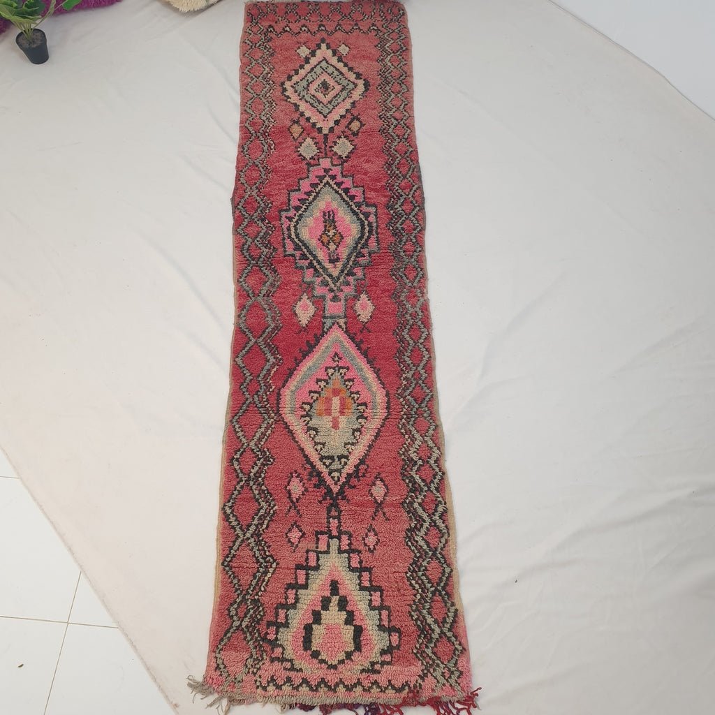 Moroccan VINTAGE Red Runner Rug | 9'6x2'5 Ft | 2,94x0,76 m | HONAN | 100% wool handmade - OunizZ