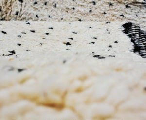 TIFAWIN | BENI OUARAIN White & Black Rug | 100% wool handmade in Morocco - OunizZ