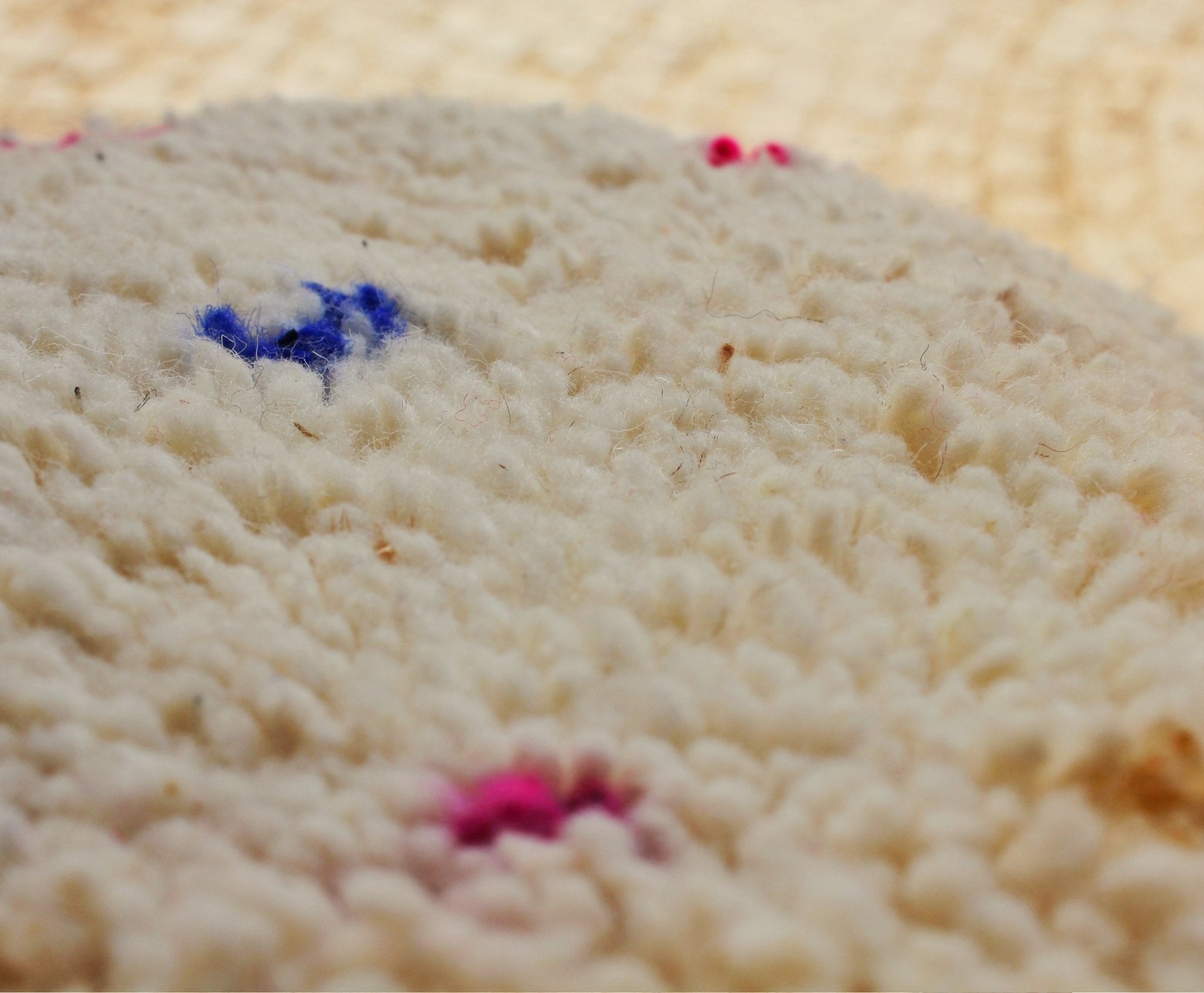TOUSSMANE | BENI OUARAIN White Rug | 100% wool handmade in Morocco (multicolor dots) - OunizZ