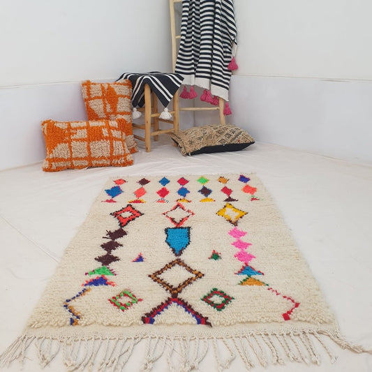 White Azilal Moroccan Rug | Berber Moroccan Rug | Moroccan Bedroom Rug | Authentic Handmade Moroccan Wool Rug | 141x93 cm | 4'6x3'1 ft - OunizZ