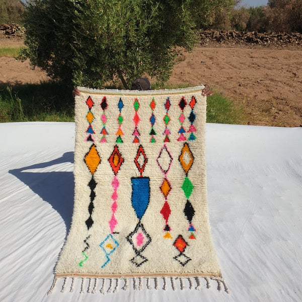 https://ounizz.com/cdn/shop/products/white-moroccan-rug-azilal-authentic-handmade-moroccan-wool-rug-berber-moroccan-rug-for-bedroom-145x98-cm-476x322-ft-418764_grande.jpg?v=1696062616